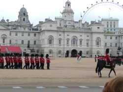 Changing of the Queen's Guards - im Hintergrund das London Eye